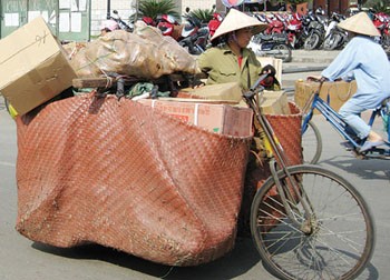 A transporter takes contraband goods from China across Vietnam’s Lao Cai border gate in the eponymous province. Smuggling at northern border areas has spiked ahead of this year’s busy Tet holiday season. (Photo: SGGP)